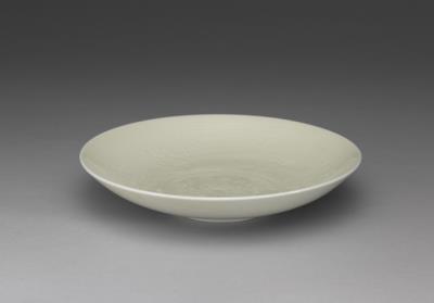 图片[2]-Dish with impressed floral pattern in white glaze, Qing dynasty (1644-1911)-China Archive